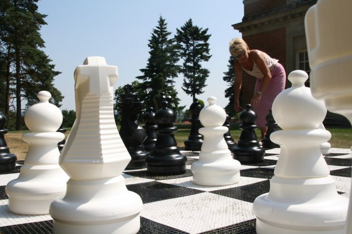 Duże figury szachowe do ogrodu wysokość 64 cm